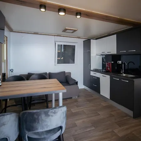 Vikendica Seaside Deluxe Escape At - Two Bedroom Mobile With Hot-tub *