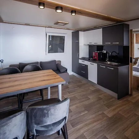 Seaside Deluxe Escape At - Two Bedroom Mobile With Hot-tub Vikendica *