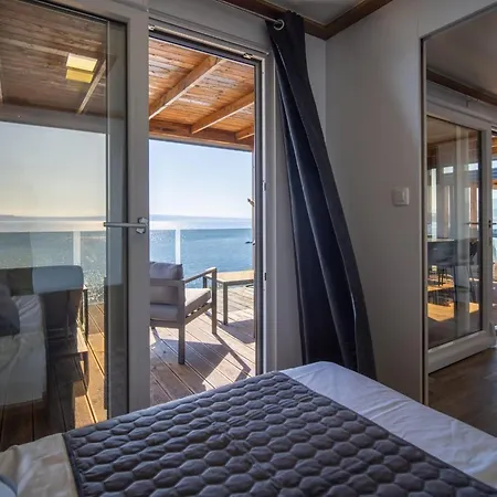 Seaside Deluxe Escape At - Two Bedroom Mobile With Hot-tub
