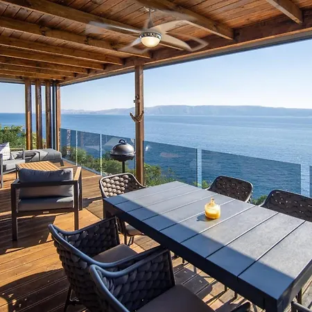 Vikendica Seaside Deluxe Escape At - Two Bedroom Mobile With Hot-tub *