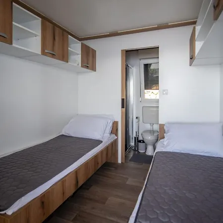 Vikendica Seaside Deluxe Escape At - Two Bedroom Mobile With Hot-tub Klenovica