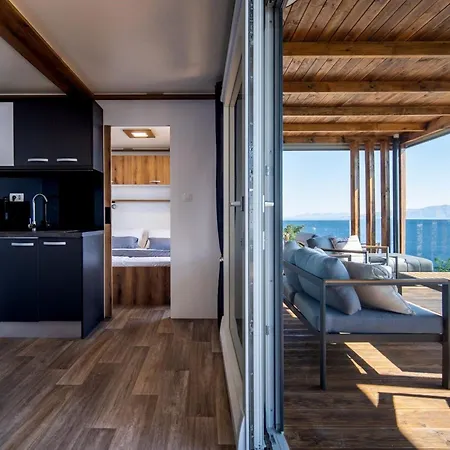 Seaside Deluxe Escape At - Two Bedroom Mobile With Hot-tub * 克罗诺维察