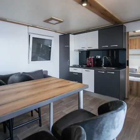 Seaside Deluxe Escape At - Two Bedroom Mobile With Hot-tub