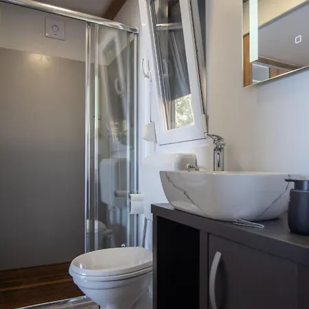 Seaside Deluxe Escape At - Two Bedroom Mobile With Hot-tub Ferienhaus Klenovica