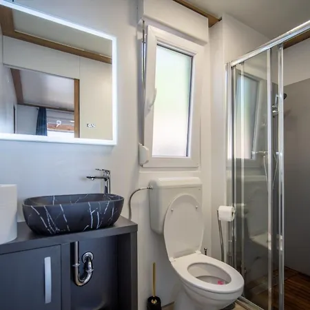 Seaside Deluxe Escape At - Two Bedroom Mobile With Hot-tub * 克罗诺维察