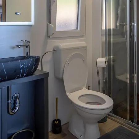Seaside Deluxe Escape At - Two Bedroom Mobile With Hot-tub Ferienhaus Klenovica