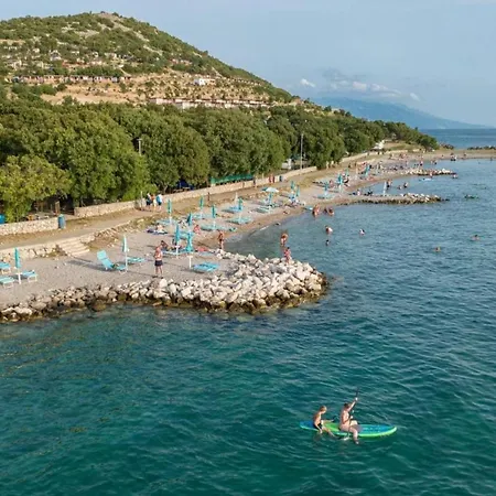 Ferienhaus Seaside Deluxe Escape At - Two Bedroom Mobile With Hot-tub Klenovica