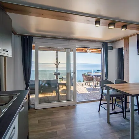 Seaside Deluxe Escape At - Two Bedroom Mobile With Hot-tub