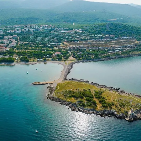 Seaside Deluxe Escape At - Two Bedroom Mobile With Hot-tub Ferienhaus Klenovica